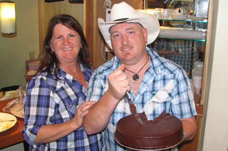 LYNDA and JASON slice up the cake..