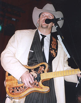 Gary Allan plays his Tomkins Guitar